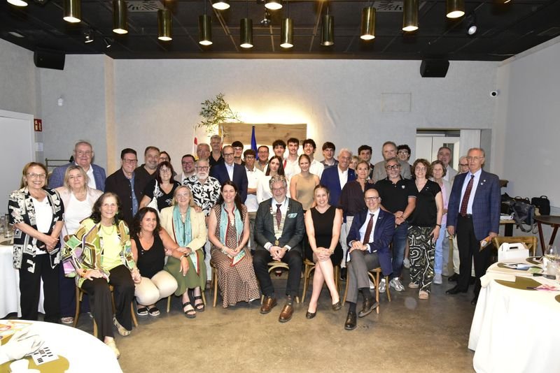 Foto de grup de tots els assistents al sopar, joves de Rotaract i socis de Rotary